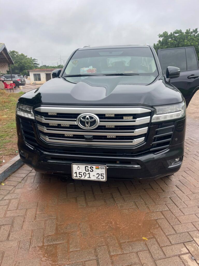 Toyota Land Cruiser 300 – Black