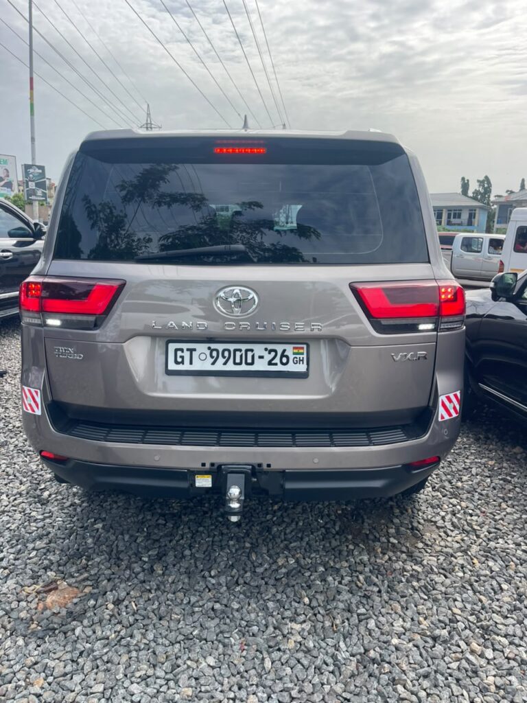 Toyota Land Cruiser VXR – Grey